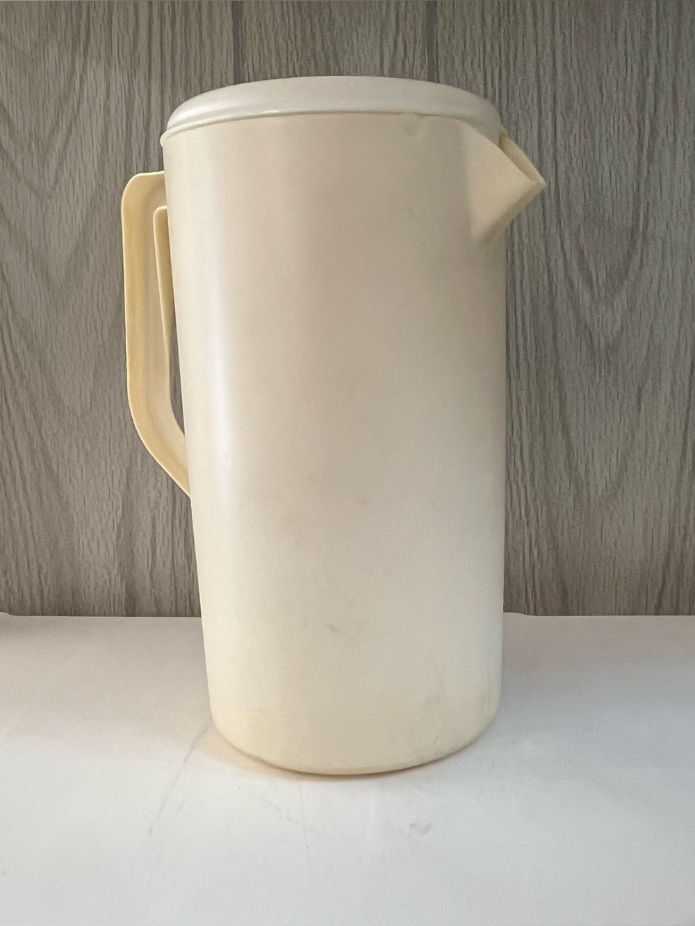 Vintage Rubbermaid #2445 Almond 2 1/4 Quart Pitcher w/ Slotted White Lid